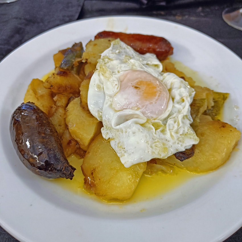 Plato alpujarreño – a generous plate of jamón, eggs, morcilla, chorizo, potatoes and peppers
