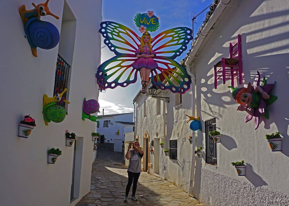 Magical sculptures on the houses in the town of Parauta in Málaga
