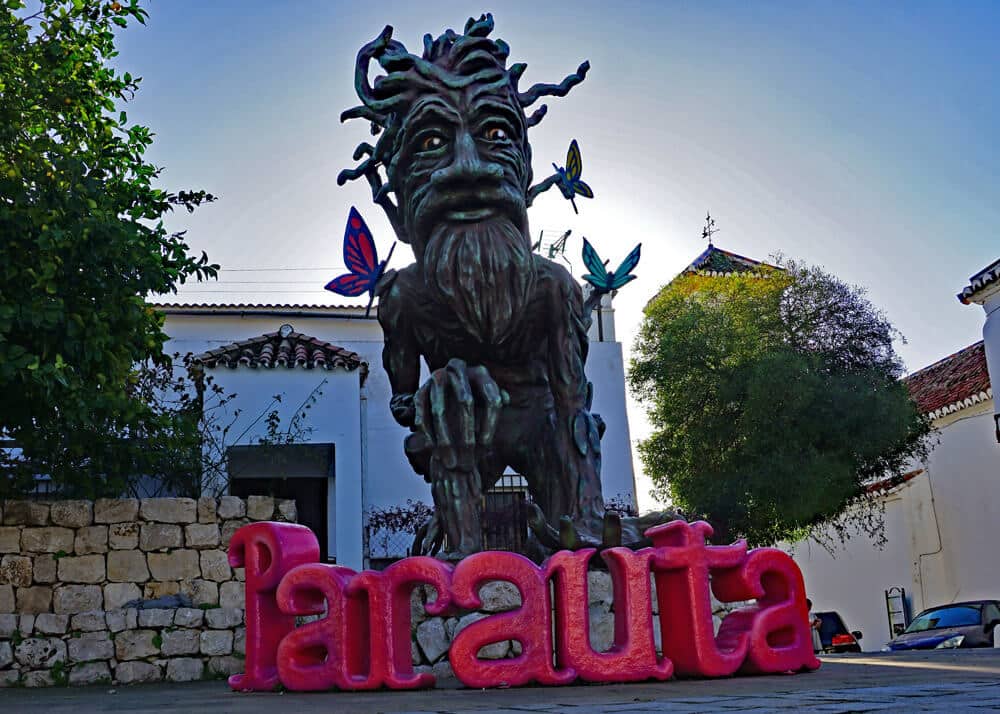 Statue at the entrance to Parauta