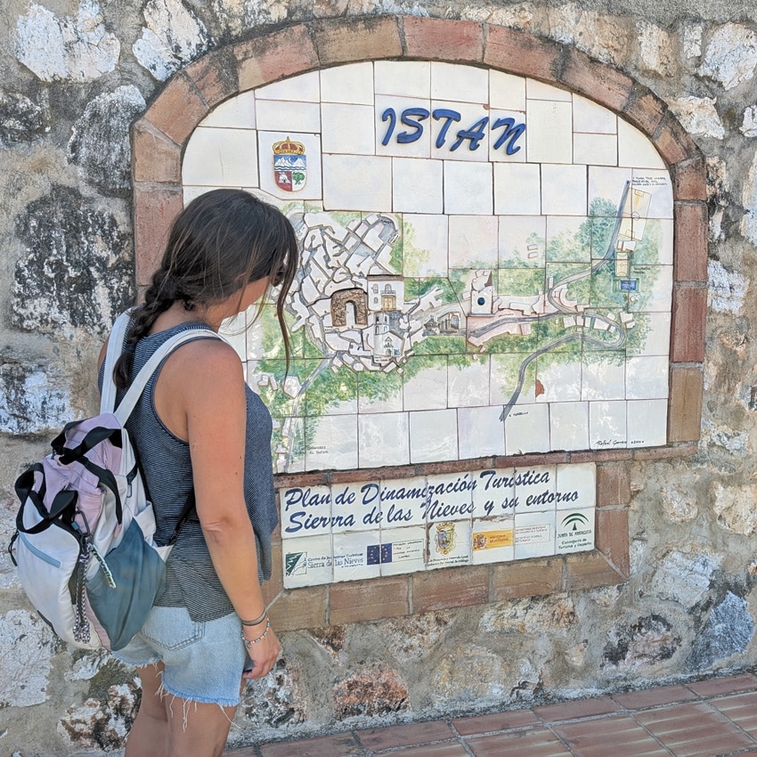 What to see in Istán, Málaga. Mosaic sign in the centre