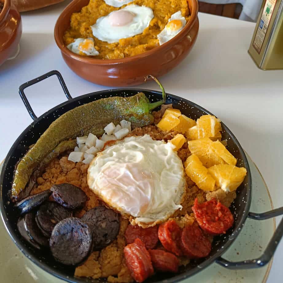 Hearty food in the restaurant el Pámpano in Cómpeta, Málaga