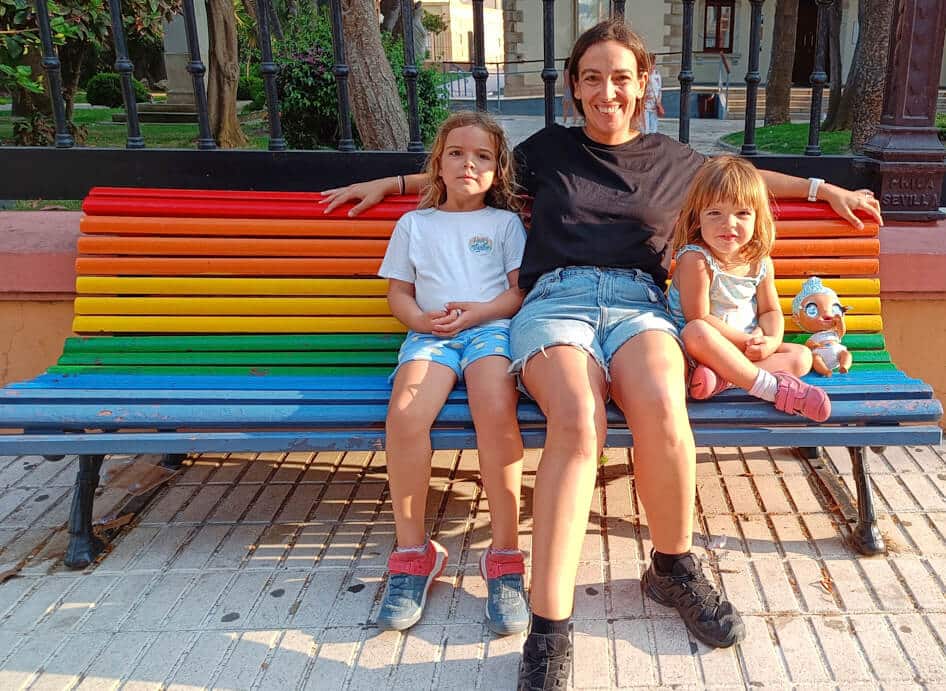 Family on a bench in La Línea de la Concepción