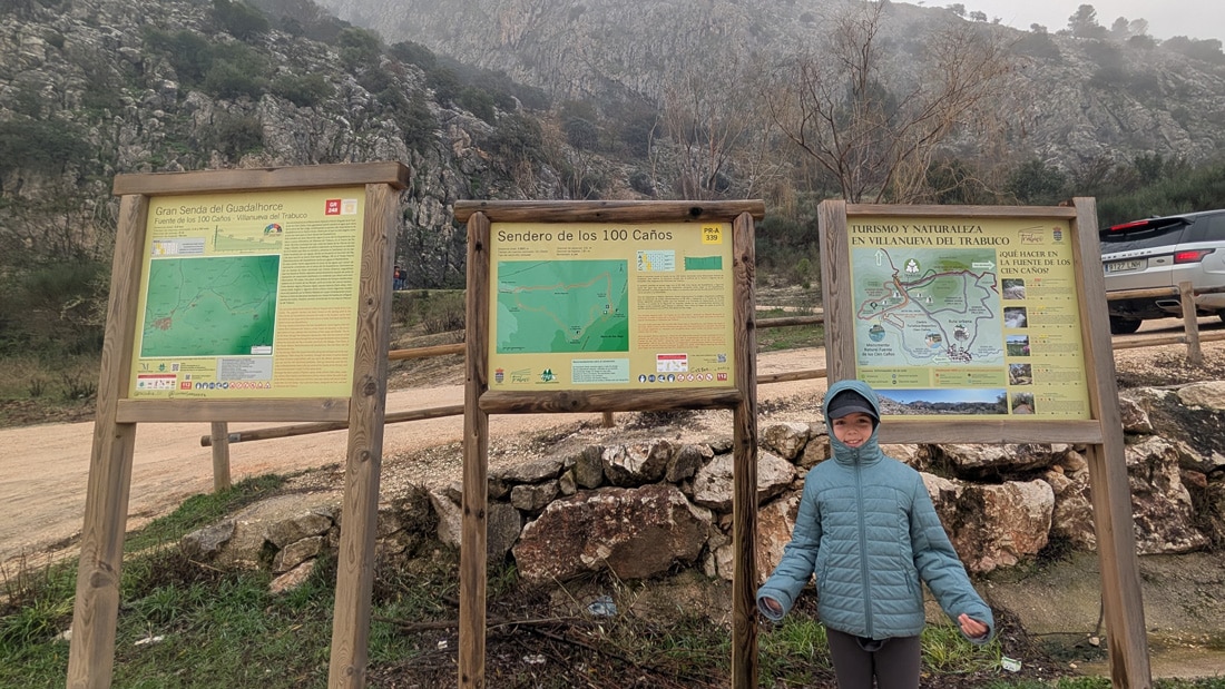 Maps for the walking routes at Fuente de los 100 Caños